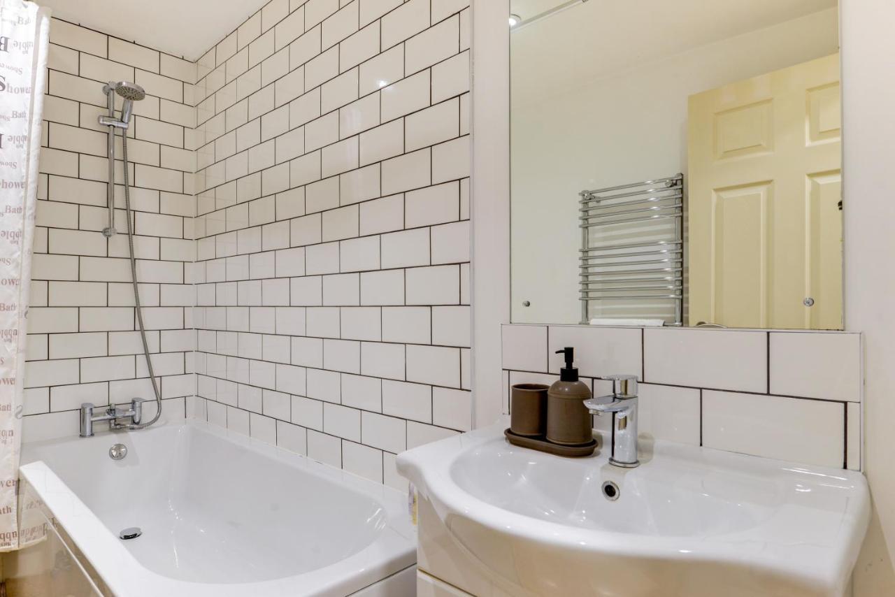 Redhill Town Centre Apartment By Livingo Exteriér fotografie